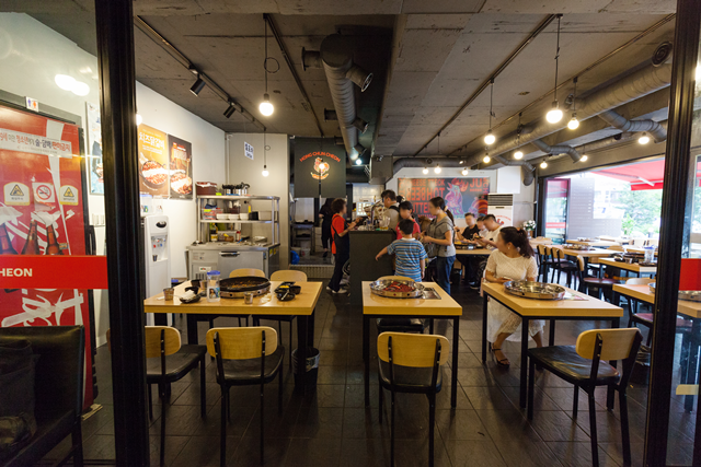 홍춘천치즈닭갈비 홍대점 